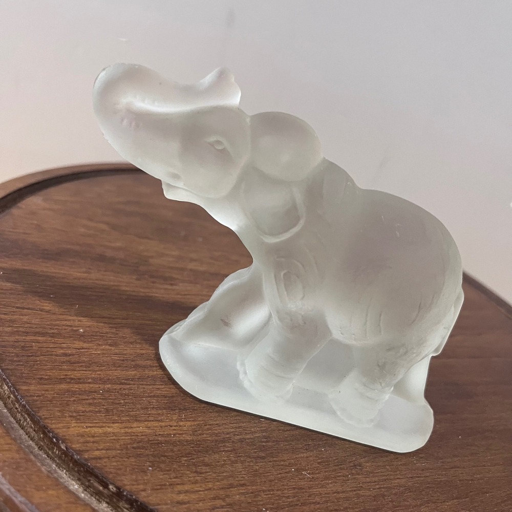 Vtg L.E. Smith Frosted Satin Glass Elephant Figurine Trunk Up Good Luck 5"